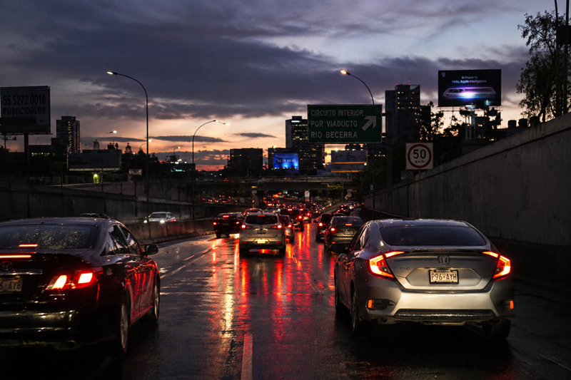 Movilidad y clima en CDMX registran retrasos viales y riesgo ambiental leve