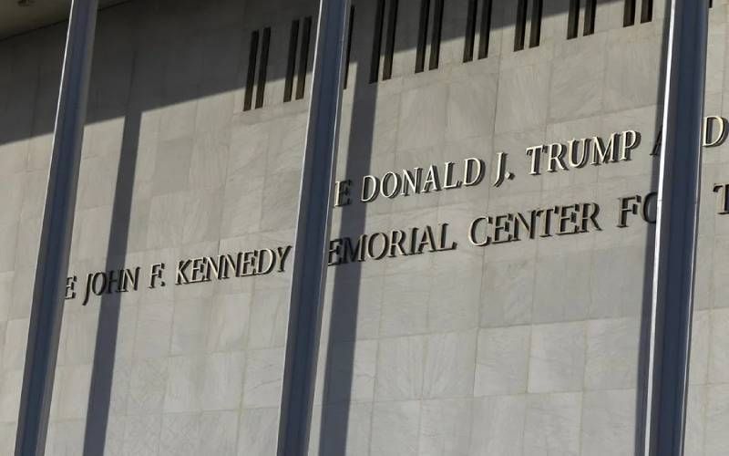 Juez ordena retirar nombre de Trump del Kennedy Center en Washington