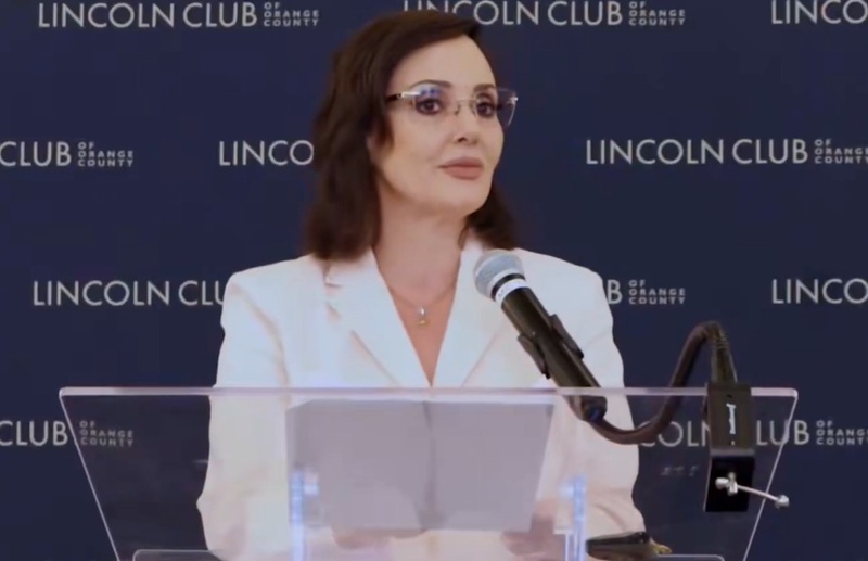 Lilly Téllez denuncia captura del Estado ante la comunidad política de California
