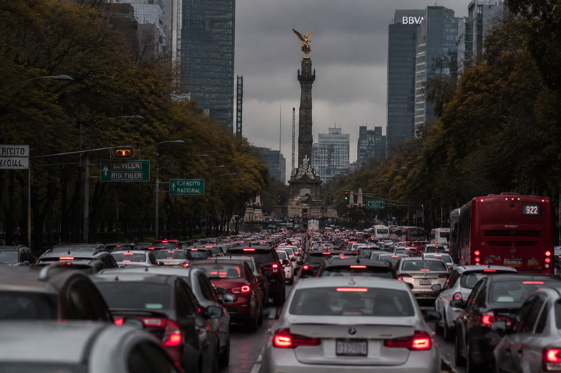 Caos vial en CDMX: Marchas, Metro saturado y 14°C afectan la movilidad