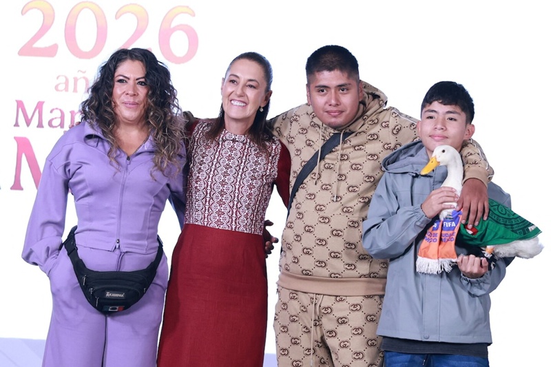 Familia de «El Pato Merlín» recibe vivienda del INVI en CDMX