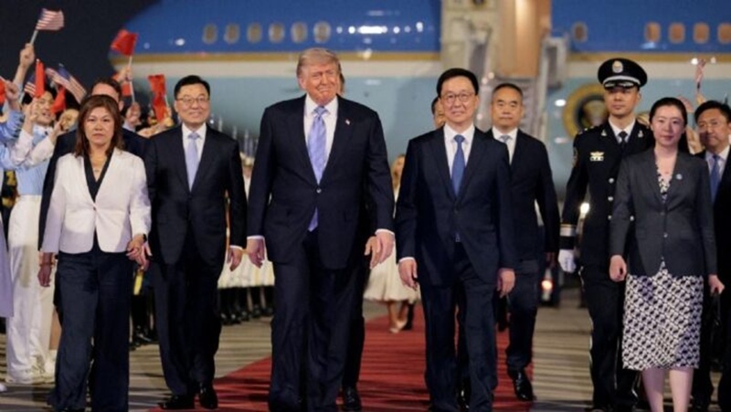 Donald Trump aterriza en Pekín con delegación tecnológica de alto nivel