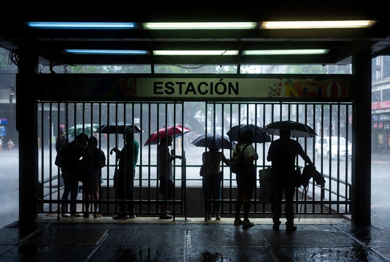 Reportan tráfico pesado y avance lento en Metro CDMX por lluvias