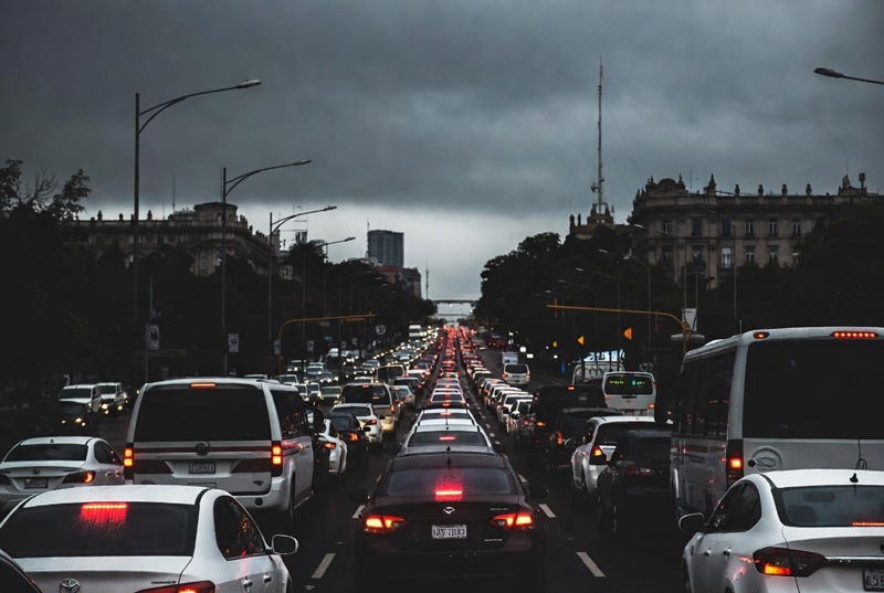 Lluvias y siete bloqueos viales saturan la movilidad en la CDMX