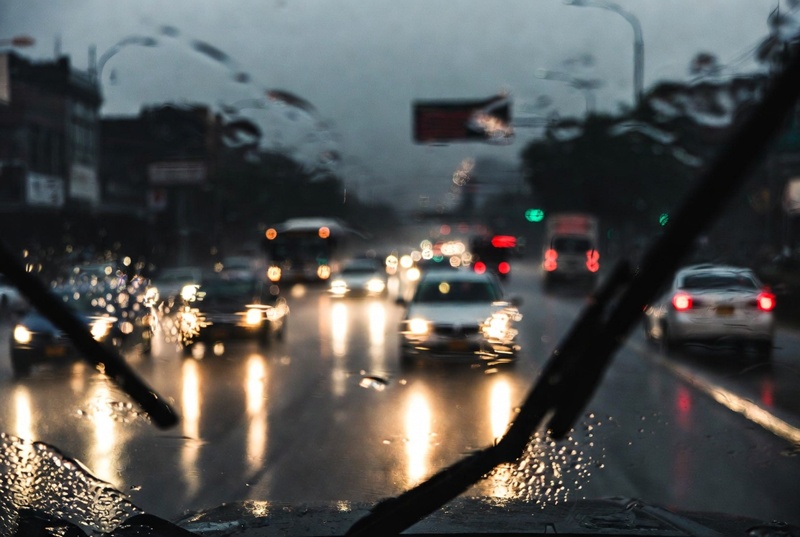 Lluvias y caos vial colapsan la movilidad en CDMX este viernes