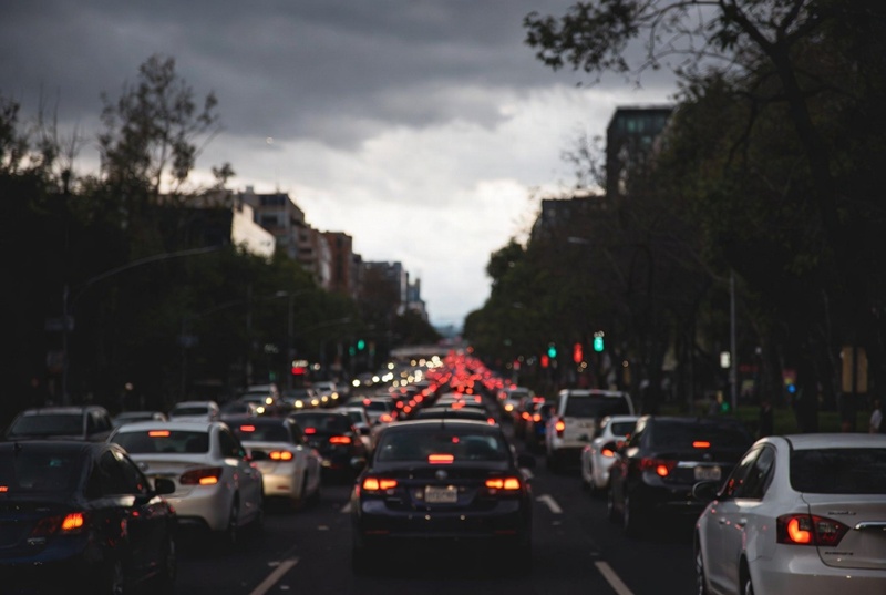 Colapso vial en CDMX por marchas y lluvias afecta a millones