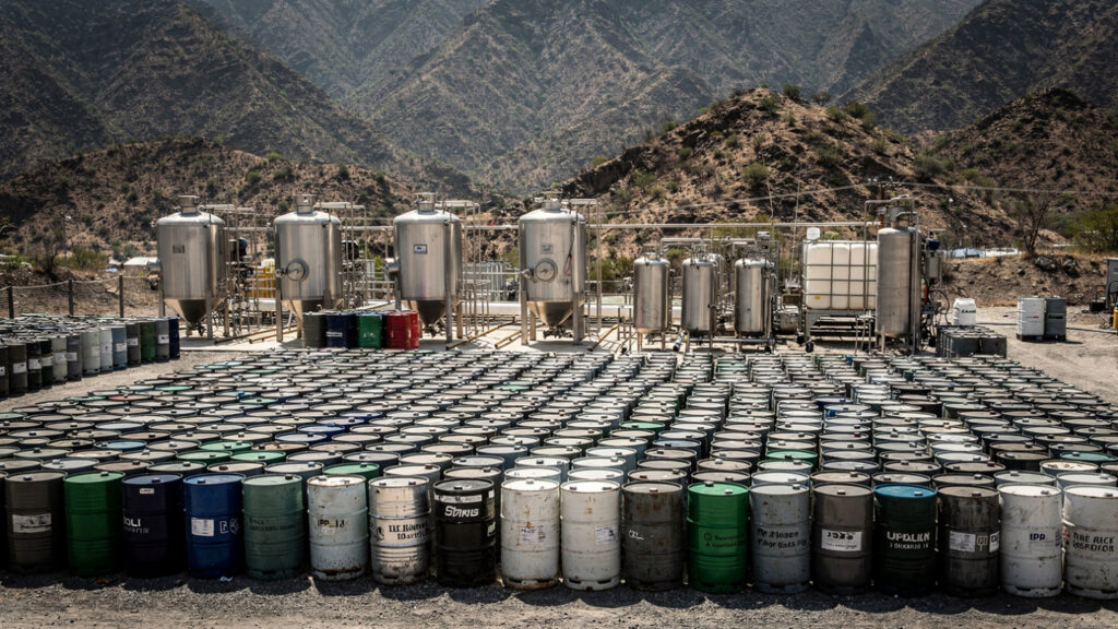 FGR asegura 55 mil litros de químicos en narcolaboratorio de Chihuahua