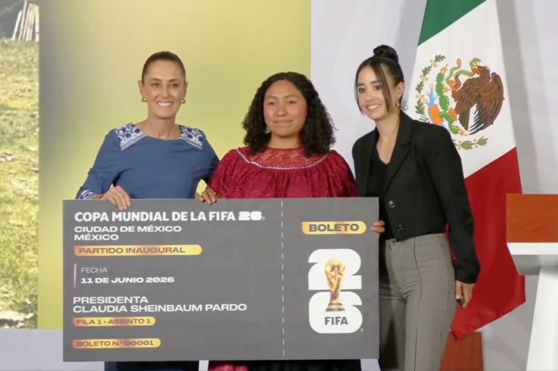 Sheinbaum entrega boleto para inauguración del Mundial a ganadora de Veracruz