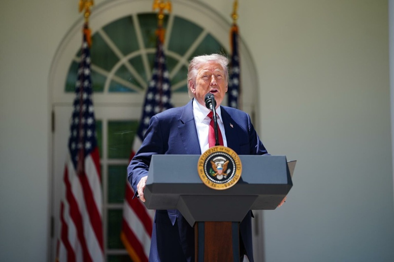 Donald Trump afirma que cárteles gobiernan México y amaga con intervención militar