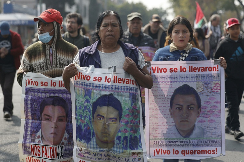 Familias de Ayotzinapa exigen revisar folios militares y reactivar líneas de investigación