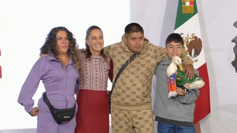 Claudia Sheinbaum recibe en Palacio Nacional a familia del pato Merlin