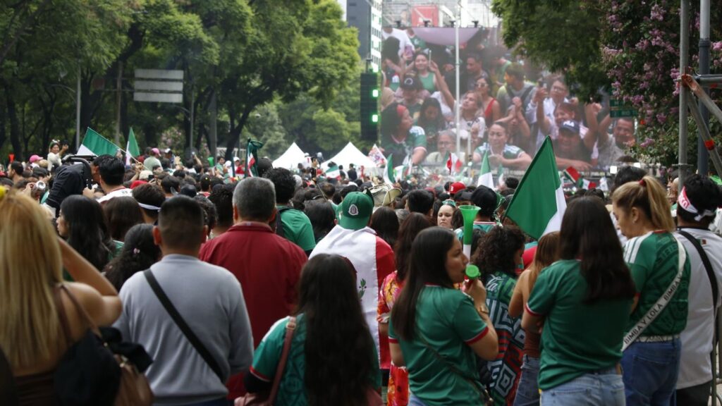 Afición mexicana llena el Zócalo y el Ángel antes del México vs Ecuador