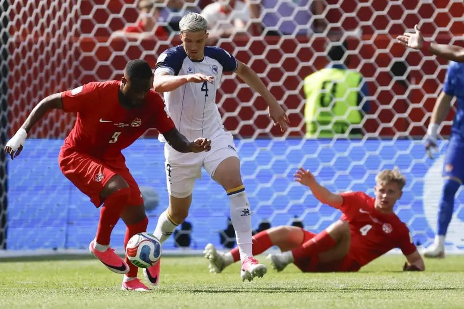 Canadá vuelve a tropezar en el Mundial: rescata agónico empate ante Bosnia