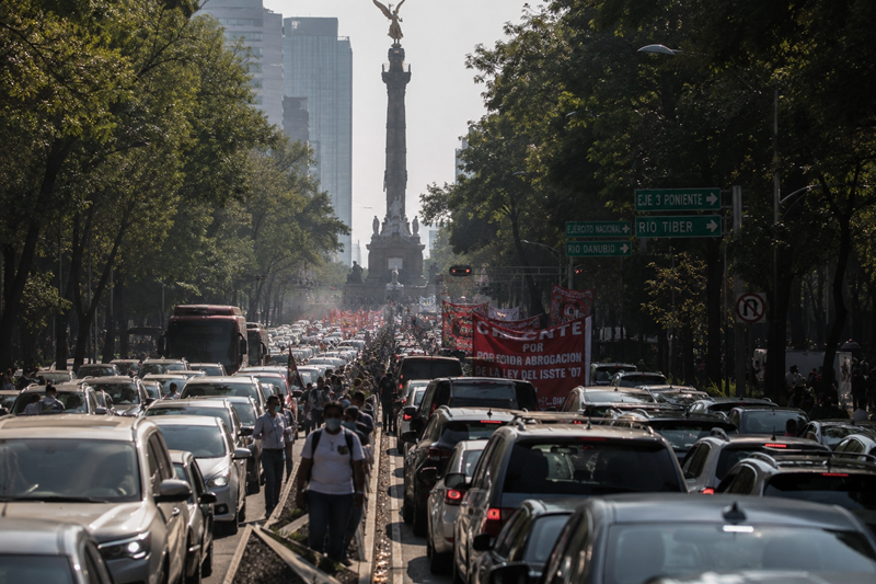 Marcha de CNTE y cierres en Línea 2 colapsan movilidad en CDMX