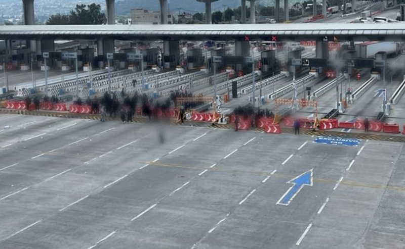Bloqueo de normalistas en caseta de Tlalpan paraliza la autopista México-Cuernavaca