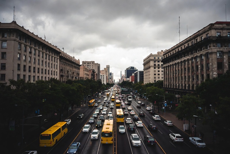 Lluvia y marchas reducen 40% velocidad vial en CDMX este martes
