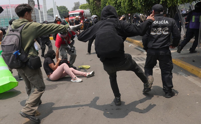 Bloqueos de la CNTE en 12 estados afectan aeropuertos y logística nacional