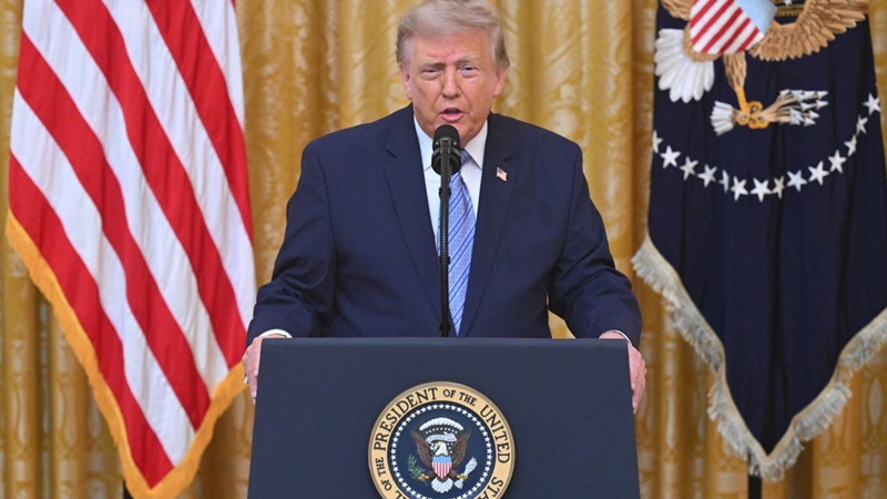 Donald Trump establece aranceles de hasta 12.5 por ciento a economías globales