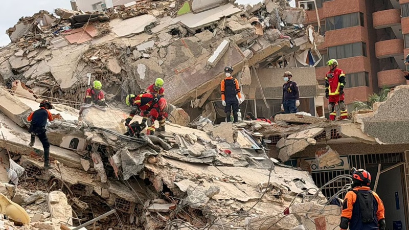 Brigada mexicana recupera 80 cuerpos tras terremotos en Venezuela