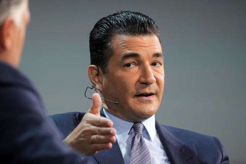 Exdirector de FDA señala cilantro mexicano por brote masivo en EE. UU.