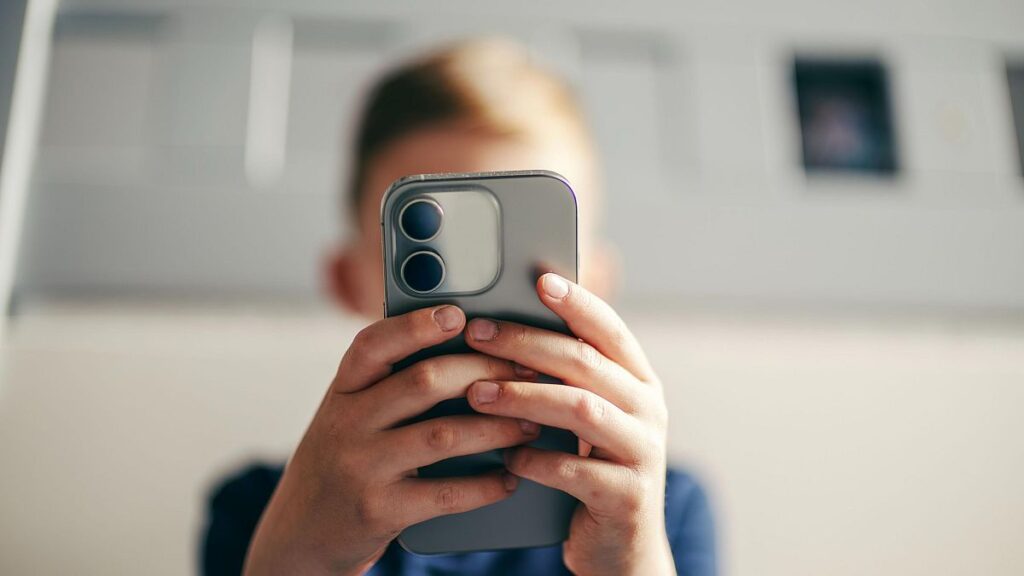 Francia prohíbe redes sociales a menores de 15 años