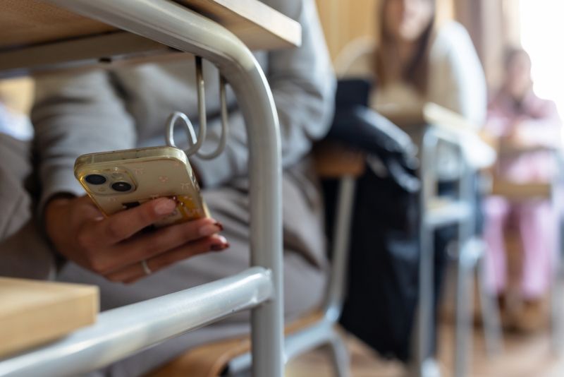 Gobierno alista regulación sobre celulares e IA en escuelas