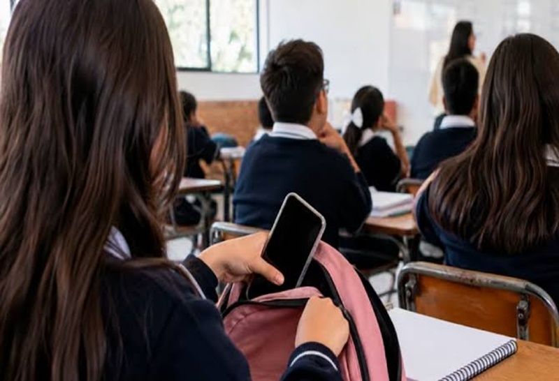 Celulares quedarán restringidos en escuelas desde el 3 de noviembre