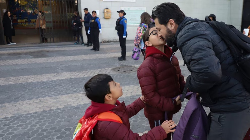 Regreso a clases: alertan por riesgos de compartir fotos de menores
