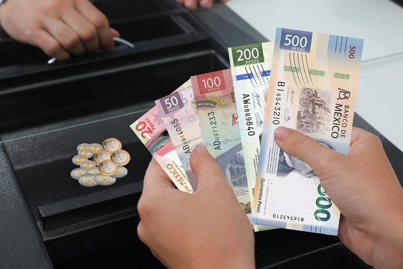 El peso mexicano avanza 0.98% en julio y acumula 3.84% en 2026
