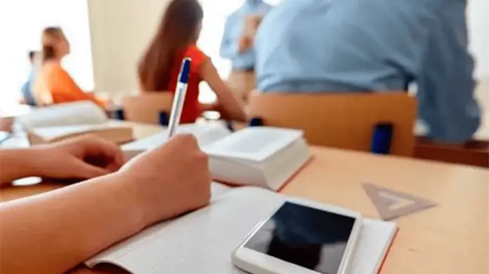 Maestros piden reglas claras para el uso de celulares en las aulas