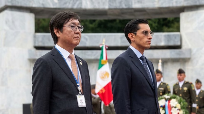 Lee Jae-myung honra a los Niños Héroes en Chapultepec