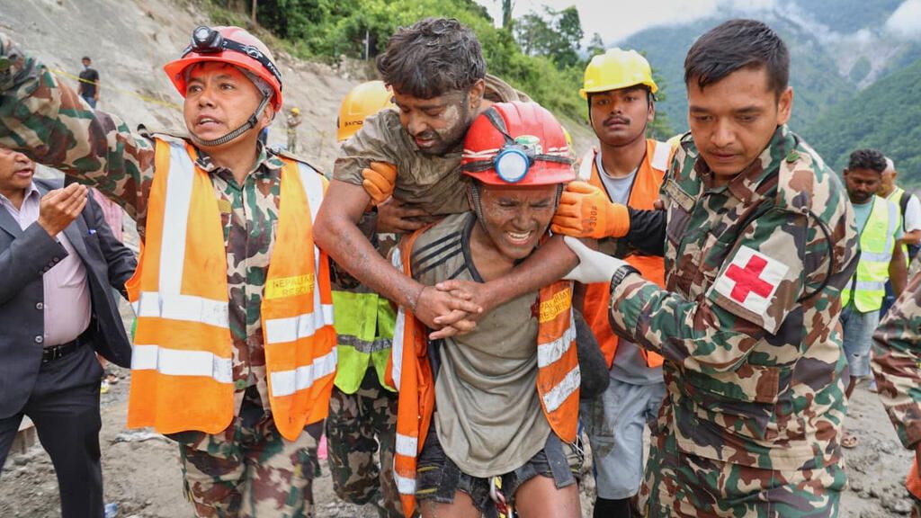 Rescatan a dos obreros tras nueve días atrapados en túnel de Nepal