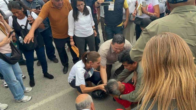 Sheinbaum se detiene para auxiliar a adulta mayor en SLP